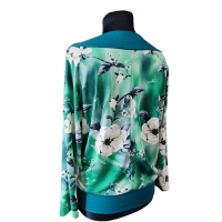 Zielona bluzka kimono z marszczonym dekoltem - wzór w kwiaty